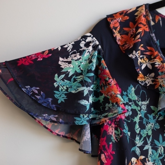 Reba blue floral button up top-L - Picture 4 of 5